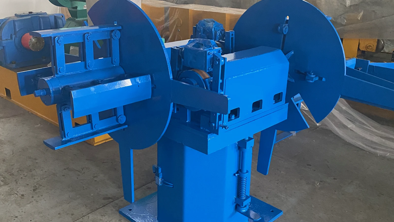 Auxiliary coil-entry equipment for tube mill strip handling