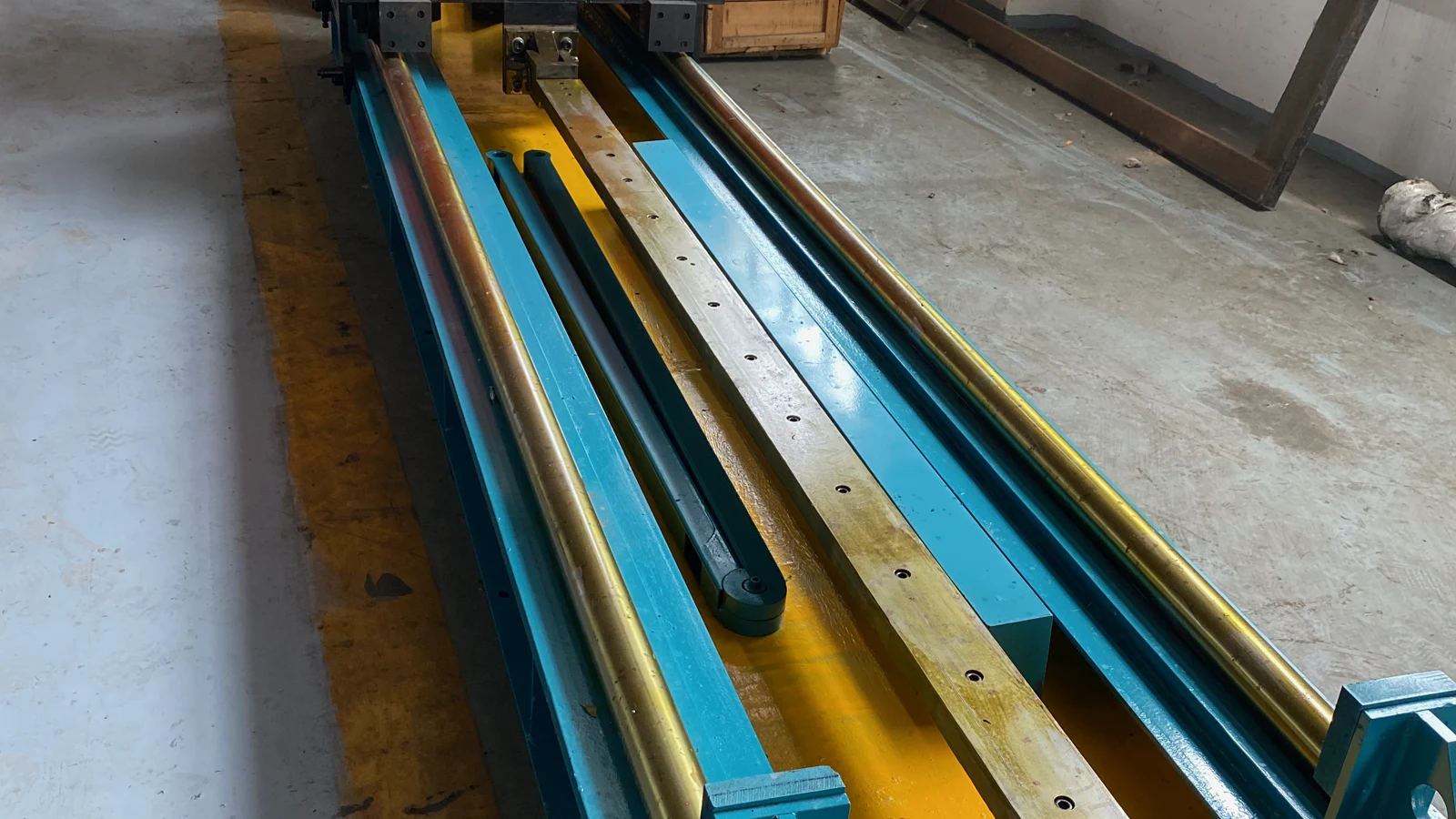 Tube mill cut-off equipment with measuring guide