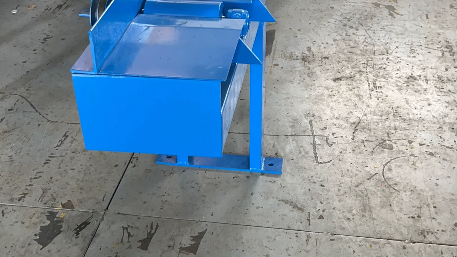 Auxiliary run-out table for finished steel tube transfer